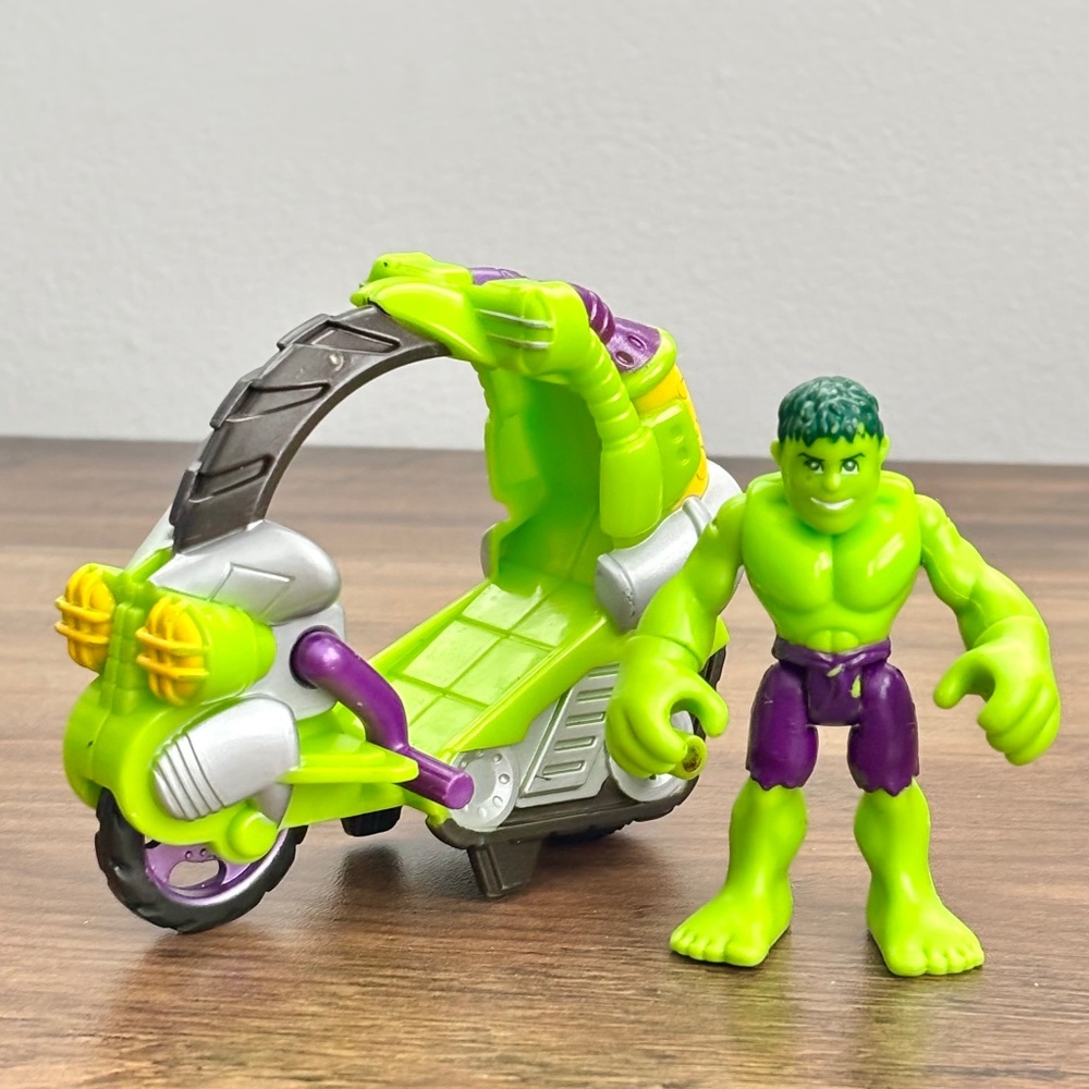 Playskool Marvel Super Hero Adventures Squad Hulk Action Figure Tread Racer Set